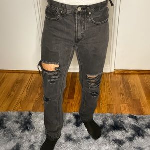 BLACK DISTRESSED JEANS